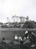 Калининград - Калининградцы отдыхают на берегу Нижнего пруда (Замкового пруда). На заднем плане руины Бургкирхи. Фото 1965 года.
