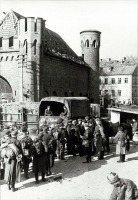 Калининград - Кёнигсберг. Немецкие пленные у Закхаймских ворот. Фото апрель 1945 года.