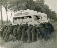 Калининград - Калининградцы выталкивают автобус ЗИС 155.
