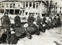 Калининград - Калининград. Участники первого областного зимнего мотокросса на фоне здания театра.