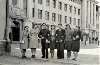Калининград - Калининград. Студенты на фоне здания пединститута.