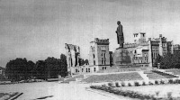 Калининград - Калининград. Памятник И. В. Сталину на фоне руин казарм.