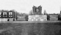 Калининград - Площадь Победы. Памятника Сталину еще нет, только портрет.