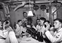  - Экипаж немецкой подводной лодки U-858 пьет пиво