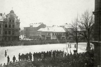 Гусев - Гуммбиннен. Парад на площади перед зданием правительства, ок. 1915 года