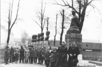 Гусев - Гусев. Гусевские школьники на Аллее Героев, возле памятника Юрию Смирнову.