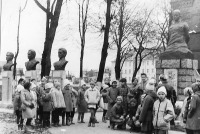 Гусев - Гусев. Гусевские школьники на Аллее Героев, возле памятника Юрию Смирнову.