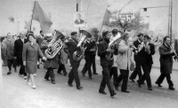 Гусев - Гусев. На демонстрации завод СТА с духовым оркестром.