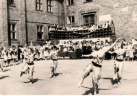 Гвардейск - Танцевальная группа дома пионеров выступает в школьном дворе