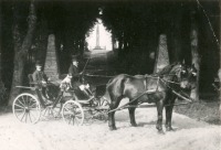 Багратионовск - Ландрат Густав фон Койделл в конном экипаже перед памятником Лестоку
