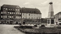 Озерск - Darkehmen, Markt mit Kriegerdenkmal.