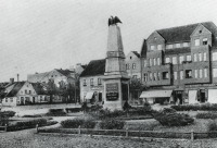 Озерск - Darkehmen, Markt mit Kriegerdenkmal.