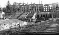 Ленинградская область - Вид на разрушенный немецко-фашистскими войсками Большой дворец ансамбля Нижнего парка Петергофа