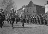 Выборг - Маршал Mannerheim инспектирует парад в 20-й годовщине освобождения Выборга,