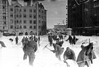 Выборг - Бойцы Красной Армии очищают от снега улицы освобожденного г. Выборга
