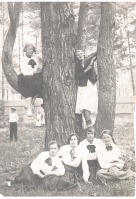 Гурьевск - Гурьевск, 1936 г. Группа девушек в саду