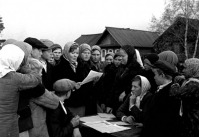 Кировская область - Колхозницы колхоза «Победа» подписывают письмо И.В.Сталину