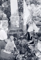 Краснодарский край - Пионеры и комсомольцы возлагают цветы на могилу братьев Игнатовых в селе колхоза имени Буденного Брюховецкого района