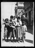 Краснодар - Маленькие армянские беженцы на улице Екатеринодара